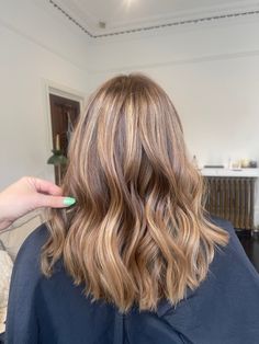 Bronze Highlights On Light Brown Hair, Highlights On Warm Brown Hair, Caramel Bronde Haircolor, Warm Highlights For Light Brown Hair, Light Brown Balayage Caramel, Balayage Mid Length Hair, Balayage With Dimension, Brunette With Honey Highlights, Caramel Toner