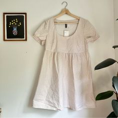 Nwt! Tan And White Gingham Babydoll Dress With Scoop Neck From H&M Divided. Size Medium. #H&M #Divided #Gingham #Ginghamdress #Babydolldress #Smockdress #Browngingham #Madewell #Everlane #Abercrombieandfitch #Asos Cute Beige Cotton Mini Dress, Cute Short Sleeve Cotton Plaid Dress, Cute Short Sleeve Plaid Cotton Dress, White Cotton Mini Plaid Dress, H&m Beige Mini Dress For Spring, White Cotton Plaid Mini Dress, White Cotton Mini Length Plaid Dress, Cotton Mini Dress With Short Sleeves For Picnic, H&m Casual Cream Dress