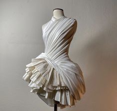 Mode Origami, Fashion Draping, Sketch Fashion, Draping Fashion, Fashion School, Textiles Fashion, Art Dress, Mode Inspo