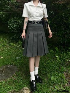 Olivia Mark - Grey Pleated High-Waisted Academy Skirt with Embroidered Lettering School Skirt Outfits, Gray Skirt Outfit, Grey Pleated Skirt, Pleated Skirt Outfit, Charcoal Clothing, School Skirt, Skirt Outfits Fall, Midi Skirt Outfit, Fall Skirts