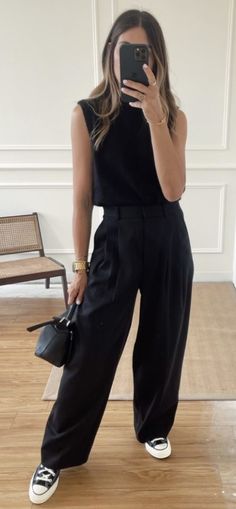 Outfit For Photographers, All Black Outfit Spring, Black Outfits For Hairstylist, All Black Outfit 2023, All Black Outfit Casual Summer, Black Work Outfits Women Casual, Cool Corporate Outfits, Casual Black Outfits Women, Photographer Outfits For Women