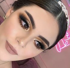 Black And Gold Quince Makeup, Make Up Fiesta, Makeup For Champagne Dress, Buchona Makeup Looks, Makeup Ideas Natural Glam, Black Eye Looks, Quince Makeup Looks, 15 Makeup Looks, Champagne Makeup Look