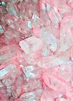 many pink crystals are piled together on top of each other