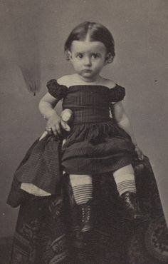 photos anciennes - L'Atelier de Jojo Victorian Child, Vintage Halloween Photos, Doll Antique, Creepy Photos, Cabinet Cards