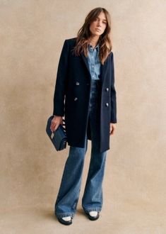 Navy Coat Outfit, Blue Coat Outfit, Mantel Outfit, Short Cuir, Charlotte York, Navy Blue Coat, Boots Chelsea, Navy Coat, French Girl Style