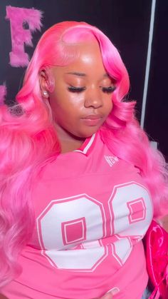 Hair Color Ideas For Birthday, Middle Part Colored Wig, Wig Colors For Light Skin, Pink Wig On Dark Skin, Wigs Styles For Black Women, Pink Wig Hairstyles, Wig Colors Black Women, Pink Wigs For Black Women, Color Wig Install