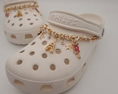 * Unique croc charms design, highlighting individuality, shoe charms for crocs, bling charms make you a fashionista! * The shoe charms are very cool and mysterious. Best gifts for your friends, colleagues, lovers to DIY decoration. Making their shoes cool and fun. White Crocs Aesthetic Charms, Croc Chain Charm, Aesthetic Croc Gibits, Aesthetic Crocs Charms, Bling Croc Charms, Crocs Jibbitz Ideas Women, Croc Jibbitz Ideas Aesthetic, Crocs With Charms Ideas, Croc Jewels