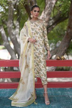 Raw Silk Kurta, Sania Maskatiya, Peacock Motifs, Peacock Print, Silk Kurta, Website Features, Organza Dupatta, Of Outfits, How To Dye Fabric