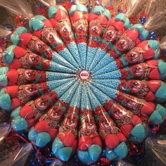 a bunch of red, blue and green toothbrushes arranged in the shape of a circle