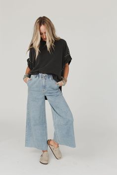 Simply You Wide Leg Jeans - Washed Denim Boho Chic Fashion Over 40, Wide Leg Jeans Outfit Fall 2024, Light Wide Leg Jeans Outfit, Holey Jeans Outfit, Flowy Jeans, Wide Leg Cropped Jeans Outfit, Wide Leg Jeans Outfit Winter, Wide Leg Jeans Winter, How To Wear Wide Leg Jeans