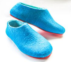 Inspired by the colors of the ocean, these Turquoise and White Wool Clogs are perfect for water sport lovers and those who enjoy cozy comfort at home. Handcrafted from 100% organic wool, these slippers offer breathable warmth, making them ideal for relaxation after a day in the water or in the sauna. Their eco-friendly design combines soft wool with a durable clog structure, ensuring both comfort and support. These sauna gifts are perfect for someone who loves a nature-inspired look and values s Blue Slip-on Slippers With Rubber Sole, Casual Light Blue Slip-on Slippers, Comfortable Blue Slippers With Rubber Sole, Comfortable Blue Slippers With Round Toe, Blue Round Toe Slippers, Blue Beach Slippers With Rubber Sole, Comfortable Blue Indoor Slippers, Blue Slip-on Slippers For Indoor Use, Comfortable Blue Slippers With Cushioned Footbed