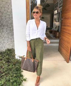 Брюки😍 Linen Pants Outfit, 2020 Fashion Trends, Summer Work Outfits, Mode Casual, Casual Work Outfits, Green Pants, 가을 패션, Fashion Over 50, 50 Fashion