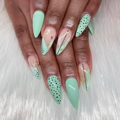 Green nails are available in several shades, such as forest green, sage green, and neon green which means that you can experiment to your heart’s content. Click the article link for more photos and inspiration like this // Photo Credit: Instagram @the.nail.nest // #armygreennails #blackandgreennails #blueandgreennails #coffingreennails #darkgreennails #emeraldgreennails #forestgreennails #greennailpolish Fresh Manicure, Occasion Nails, Mint Green Nails, Mint Nails, Green Nail Art, Green Nail Designs, Pedicure Manicure, Green Nail, Modern Nails