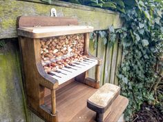 an old fashioned organ sitting on top of a wooden bench