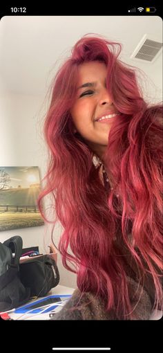 Wavy Burgundy Hair, Light Red Pink Hair, Red Hair With Pink Undertones, Mermaid Pink Hair, Auburn Pink Hair, Dark Pink Hair Dye, Outfits With Pink Hair, Pink Red Hair Color