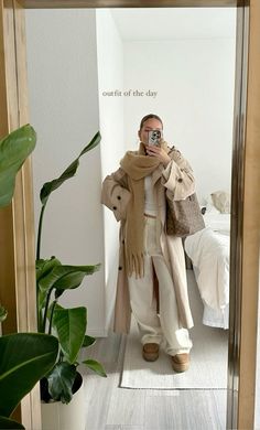 <$ Chilly Fits, Dinner Outfit Fall, Uggs Outfits, Estilo Indie, Classy Winter Outfits, Winter Mood, Fashion Moodboard