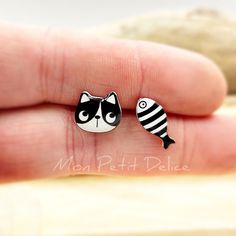 Black & White funny Cat with tinny fish stud earrings, handmade with shrink plastic and covered with resin, they are funny and kawaii original earrings ... The earrings are waterproof. As all of our products, the earrings are made with all the love and dedication that make them one of a kind. You'll find it available in other options, so make sure to check out this link : https://www.etsy.com/shop/MonPetitDelice?ref=seller-platform-mcnav&search_query=cat where you can find necklace, pend Kawaii Stud Earrings, Shrink Plastic Ideas, Fish Kawaii, Polymer Clay Fish, Shrink Plastic Earrings, Shrinky Dink Jewelry, Shrinky Dink Crafts, Black White Cat, Shrink Art