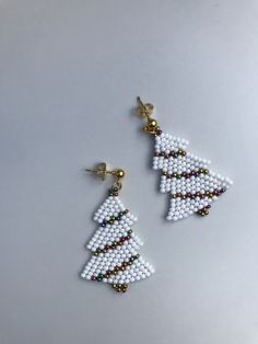 Christmas Jewerly Handmade, Christmas Tree Design Ideas, Crochet Christmas Tree Decorations, Beaded Christmas Tree Earrings, Diy Christmas Earrings, Beaded Ornaments Diy, Christmas Jewelry Diy, Christmas Tree Decorations Ideas