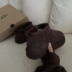 Brown Uggs, Cute Uggs, Fall Boards, Mode Hippie, Fall Mood, Trendy Shoes Sneakers, Shoe Wishlist, روتين العناية بالبشرة