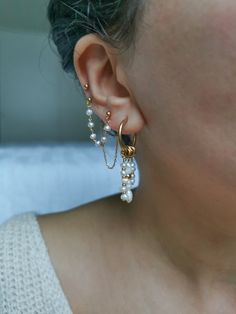 Toutes les boucles sont vendues à l'unité (afin que vous puissiez faire votre propre composition de boucles). Elles sont faites main, par moi même 🙂 Si vous souhaitez une paire identique, il suffit d'ajouter 2 quantités au panier ! Tous les anneaux des créoles/puces sont en acier inoxydable donc hypoallergénique, résistant à l'eau et résistant aux temps, certains éléments sont dorés a l'or fin. La matière dorée à l'or fin résiste à l'eau et aux temps, toutefois je déconseille fortement de vapor Composition