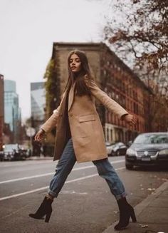 The best fall outfits and elegant fall style ideas to get you inspired for the autumn weather, such as this Folded boyfriend jeans with oversized camel blazer | We feature fall outfits for school, winter fashion outfits, fall outfits for work, trendy fall outfits, fall clothing ideas, cold weather outfits, pretty fall outfits, clothes fall outfits, fall outfit inspo and even bralette fall outfit ideas to make you look forward to the cold weather. #falloutfits #elegantfalloutfits #autumnoutfits Portret Feminin, Fall Fashion Coats, Chique Outfits, Boating Outfit, Winter Outfit Inspiration, Mode Casual, Trik Fotografi, Clothing Inspiration, Mode Inspo