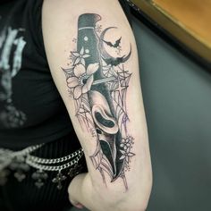 Wonderful Ghostface Tattoos With Floral Motif Scream Tattoo With Flowers, Horror Leg Sleeve Tattoo Women, What's Your Favorite Scary Movie Tattoo, Small Horror Movie Tattoo Ideas, Spooky Thigh Tattoos Women, Spooky Sleeve Tattoos For Women, Spooky Thigh Tattoo, Horror Movie Tattoos For Women, Halloween Sleeve Tattoo For Women