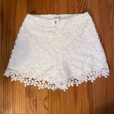 New With Tags Hollister White Lace Shorts Size 5 Zipper On Side Bin 5 Hollister Jean Shorts, Overalls Vintage, White Lace Shorts, Mom Jeans Shorts, Hollister Shorts, Flowy Shorts, Purple Shorts, Fleece Shorts, Mom Shorts