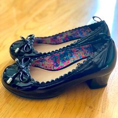 Black: Nwot, Never Worn, Size 9, $25 White: Some Cuffs, Still Plenty Of Life, Size 10,$15 Dolly Shoes, Dr Shoes, Vintage Sandals, Funky Shoes, Shoe Inspo, Swag Shoes, Swaggy Outfits, Oui Oui, Pretty Shoes