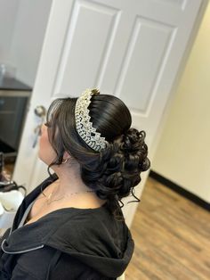 Quince Hairstyles With Crown Updo, Quince Hairstyles Bun, Quinceanera Hairstyles Updo Crowns, Quince Hair Bun, Bun Quinceanera Hairstyles, Quince Bun Hairstyles, Quince Updo Hairstyles, Quince Hairstyles With Crown Bun