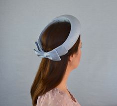 This is an elegant full circle halo headband in grey and silver with a ribbon at the back side. The headband base is hand blocked from buckram using traditional millinery techniques. I have covered the headband with beautiful grey fabric with silver lurex threads. The ends of the headband join at the back of the head with a classic bow on top. This is an exquisite headpiece, perfect for weddings, cocktail parties, races and other festive occasions. --- * --- * --- * --- * --- SHIPPING INFORMATIO Grey Fascinator, Straw Cloche Hat, Headband Veil, Headband With Bow, Vintage Headband, Hair Acessories, Gray Headband, Occasion Hats, Halo Headband