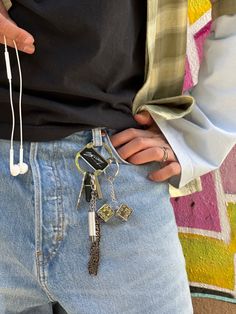 Keychain On Pants Aesthetic, Pants Keychain, Carabiner On Pants, Keychain On Belt Loop Aesthetic, Keychain On Jeans, Carabiner Keychain Ideas