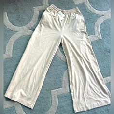 These Ivory 100% Cotton Z Supply Crop Pants Are Super Comfortable And Light Weight! This Wide Leg Style At 26” Inseam, With A 12.5” High Rise And 12” Stretchy Waist Is Sure To Be Perfect For Any Dress Up Or Lounging Around Occasion!! Stretch Neutral Color Bottoms, Cream Wide Leg Cotton Pants With Elastic Waistband, Cream Cotton Wide Leg Ankle-length Pants, Cream Cotton Wide Leg Pants With Elastic Waistband, Summer Beige Sweatpants For Loungewear, Casual Cream Wide Leg Pants With Elastic Waistband, Cream Bottoms With Elastic Stretch Waistband, Cream Stretch Bottoms With Elastic Waistband, Cream Relaxed Fit Pants For Daywear