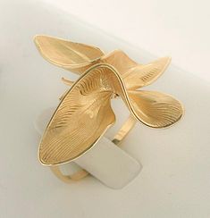 This exquisite 18K solid yellow gold ring features a unique butterfly design, with matte-finished wings carved in the shape of leaves for a stunning and intricate detail. Measuring 1" in length, this beautiful lady's ring is truly a work of art and a conversation piece. Its exceptional craftsmanship and distinctiveness make it an excellent choice for anyone seeking a striking and unique piece of jewelry. Ring size 7 Elegant Gold Butterfly Ring For Formal Occasions, Gold Luxury Butterfly Ring For Formal Occasions, Luxury Gold Butterfly Ring For Formal Occasions, Gold Formal Butterfly Ring, Formal Yellow Gold Butterfly Ring, Formal Yellow Gold Butterfly-shaped Ring, Yellow Gold Butterfly Ring For Formal Occasions, Unique Butterfly, Mens Silver Jewelry