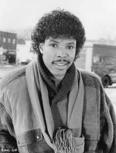 Still of Eriq La Salle in Coming to America (1988) 80s Hairstyles Men, 1980 Hairstyles, Coming To America Movie, High Top Haircut, 1980's Hair, Curl Hairstyle, Jheri Curl, Ugly Hair, Toddler Hair Styles