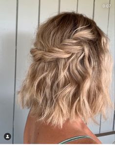 Hair Half Up Half Down, Hairstyles Straight, Hair Half Up, Bridesmaid Hairstyles Half Up Half Down, Short Homecoming Hair, Bridesmaid Hair Makeup, Half Up Half Down Hairstyles, Prom Hair Down, Prom Hairstyles For Short Hair