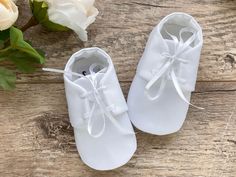 ♥ ESTIMATED DELIVERY TIME (standard or express) AND DELIVERY COSTS ARE CALCULATED AT CHECKOUT. PLEASE READ ITEM DESCRIPTION BEFORE PURCHASING Plain and elegant unisex baby shoes, made from pure white OR ivory satin. Cotton/fleece lining, soft sole. Perfect finish for baby boy christening outfit. MADE TO ORDER. ♥ PERSONALISED BOTTOMS (add-on): https://www.etsy.com/listing/1120148985/personalisation-add-on-add-name-or-date?click_key=2967c21ad47c97f4d1183484e7a1c1830f79f4d7%3A1120148985&click_sum=f White Booties For Baptism, White Closed Toe Booties For Baptism, Baptism Booties With Soft Sole And Round Toe, White Round Toe Booties For Formal Occasions, White Formal Booties With Round Toe, White Round Toe Formal Booties, Boys White Shoes, Baby Boy Christening Outfit, Boy Christening Outfit