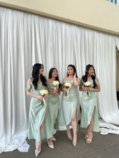 Baju bridesmaid hijab Instagram ini memiliki model yang cantik dan menawan. Berikut 20 inspirasi model pakaian bridesmaid khusus hijab #kebaya #kebayamodern #gaunpesta #gaunbridesmaid #bridesmaiddress #bridesmaid #dresskebaya Baju Bridesmaid Hijab, Hijab Instagram, Bridesmaid Ideas, Dress Inspo, Body Dress, Dream Dress, Ootd, Quick Saves, Instagram