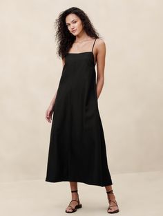 Look closely: this square-neck maxi dress is cut from a special fabric that mixed luxurious silk, with soft, breathable linen--one we love for its subtle slub texture.  Here, we cut it in a strappy, A-line silhouette and a maxi length so you can dress it up or dress it down.  Trapeze Fit: Cut for a flowing, A-line fit.  No waist definition.  Square neck.  Low back with adjustable slider straps.  Invisible zip at back.  Side seam pockets.  Fully lined.  Trapeze Fit: Cut for a flowing, A-line fit.  No waist definition.  Sleeveless.  Maxi length.  Model: Size S, 5'10" (178cm). Long Black Dress Casual, Long Black Dress Outfit, Riot Grrrl Fashion, Mom Vibes, Capsule Closet, Black Linen Dress, Tessa Thompson, Riot Grrrl, Black Dress Outfits