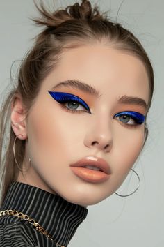 Are you tired of the same old eyeshadow looks? Do you want to enhance your natural eye color and make it pop? I have 29 stunning blue eyeshadow aesthetic makeup looks that will inspire you Blue Lips Aesthetic, High Fashion Makeup Looks, Smokey Eye Step By Step, Blue Makeup Aesthetic, Fun Eyeshadow Looks, Easy Smokey Eye Tutorial, Diy Eye Makeup