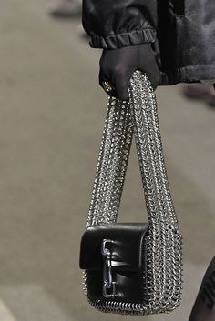 Cool Shoes Designs, Runway Fashion Accessories, Bags With Chains, Bags Runway, Runway Bags, Trending Bags, Purse Trends, 2018 Runway, Fashion Accessories Trends