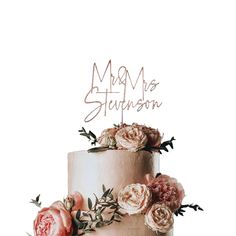 a three tiered cake with pink flowers on top and the words mam mo stupson above it