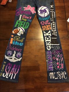 Spirit Jeans Overalls Decorated Ideas, Decorated Senior Jeans, School Spirit Jeans Ideas, Homecoming Jeans Ideas High Schools, Jean Painting Ideas School Spirit, Painted Homecoming Jeans, Painted Spirit Jeans