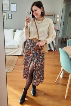 Styling Skirts For Fall, Autumn Skirt Outfit Midi, Edgy Neutral Outfits, Sweater Tucked Into Skirt, Long Skirt Autumn Outfit, Natural Romantic Clothing Style, 90s Long Skirt Outfits, Winter Outfits Skirts, Naturecore Outfit