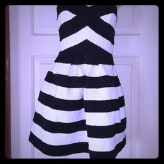 Black And White Stretch Band Flare Mini Dress. Cute For A Casual Day Or Dress It Up With Heels And A Blazer For A Night On The Town. Brand New Never Been Worn With Tags Still Attached. Smoke Free Pet Free Home. Black Strapless Dress For Spring Day Out, Casual Black Strapless Dress For Date Night, Casual Black Strapless Spring Dress, Casual Black Strapless Dress For Spring, Black Strapless Casual Dress For Spring, Trendy White Mini Dress For Evening, Trendy White Evening Mini Dress, Chic White Stretch Strapless Dress, Summer Black Strapless Mini Dress