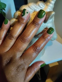 Natural Gel Nails Ideas Short Green, Nail Art For Natural Short Nails, Dip Natural Nails Ideas Short, Dip On Real Nails, Fall Gel Nails Green, Green Oval Acrylic Nails, Olive Green Nails Short, Black And Green Nails Short, Green Dip Nail Ideas