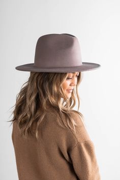 Elegant Solid Fedora For Everyday Wear, Classic Felt Hat For Everyday Fall Wear, Classic Felt Hat For Fall, Everyday Fedora With Flat Crown For Fall, Fall Fedora With Flat Crown, Classic Fitted Felt Hat For Everyday, Classic Top Hat With Flat Crown For Fall, Classic Flat Crown Top Hat For Fall, Classic Fall Top Hat With Flat Crown