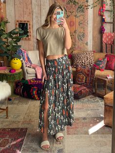 Addie Midi Skirt - Charcoal Bouquet – Natural Life Looks Hippie, Look Hippie Chic, Stile Boho Chic, Look Boho Chic, Mode Hippie, Estilo Hippie, Mode Boho, Boho Chic Outfits, Fashion Weeks