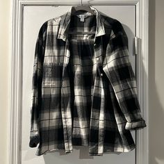 Xxl Old Navy - The Boyfriend Shirt Black And White Flannel. Slightly Cropped/Has A Straight Edge At Bottom. Nwt. Very Cute!! Old Flannel Shirt Ideas, Cheap Blue Button-up Flannel Shirt, Flannel Aesthetic, Black And White Clothes, Fall Couple Outfits, Flannel Black And White, Grunge Shirts, Black And White Plaid Shirt, Flannel Shirt Outfit