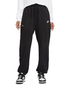 out of stock Senior Clothes, Wishlist 2022, Black Nike Sweatpants, Nike Clothes, Sweatpants Nike, Oversized Sweatpants, Nike Sportswear Club Fleece, Holiday Wishlist, Latina Fashion