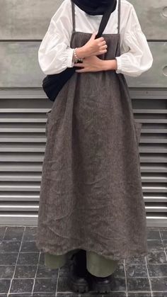 Grunge Skirt Outfit, Modest Girly Outfits, Modest Casual Outfits, Outfit Korean Style, Blouse Casual Fashion, Modesty Outfits, Winter Fashion Outfits Casual, Muslim Fashion Hijab, Muslimah Fashion Outfits